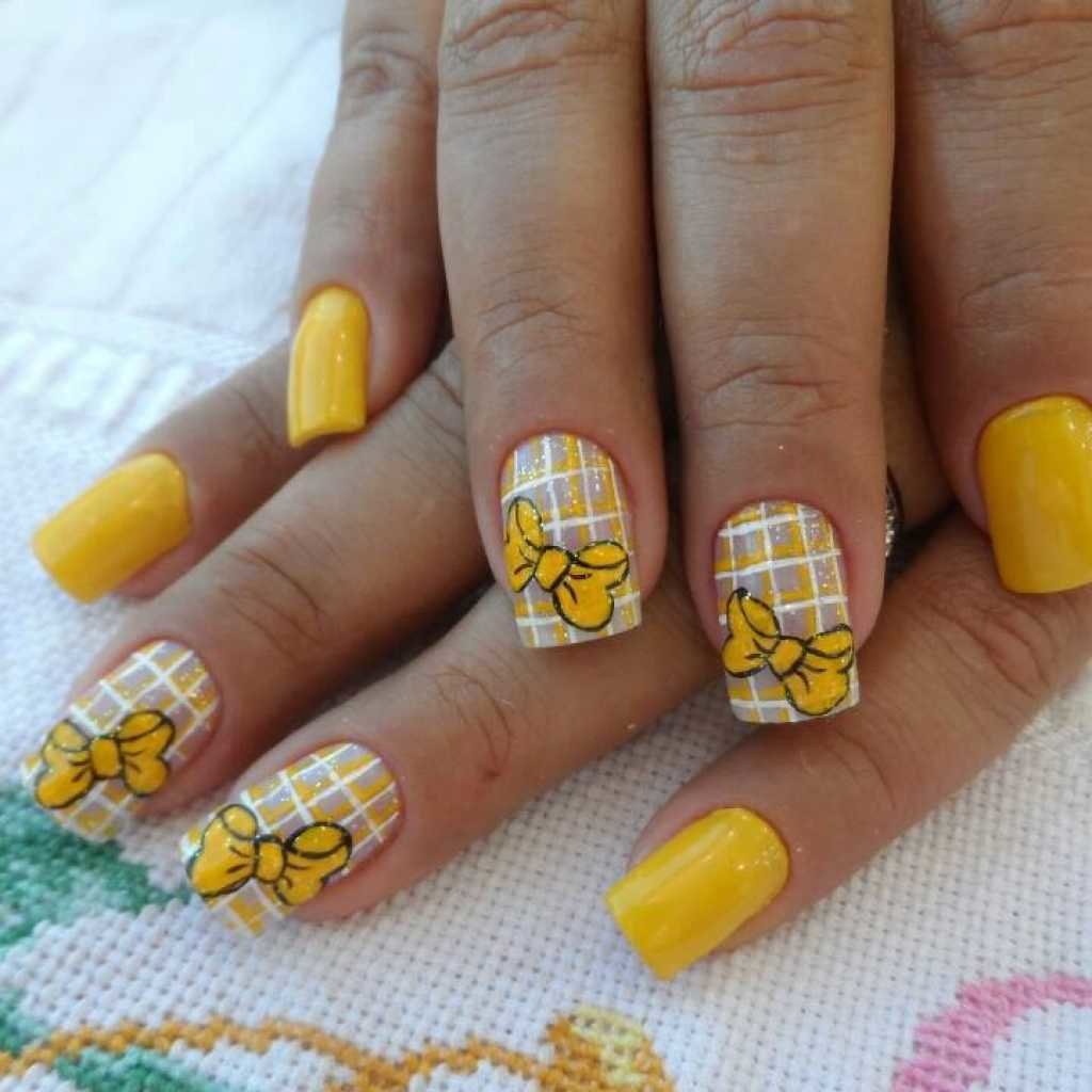 Желтые цветы на ногтях