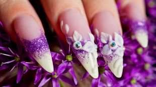 Фиолетовый маникюр, акриловый дизайн нарощенных ногтей