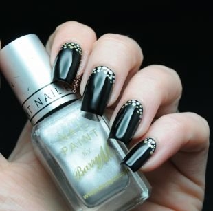 Модный дизайн ногтей, стильный черный маникюр с золотистым горошком