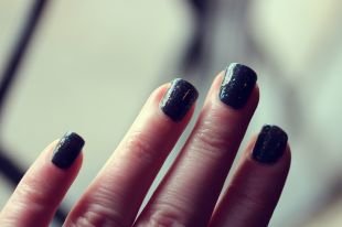 Дизайн ногтей шеллаком, блестящий черный маникюр с покрытием шеллак