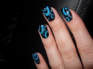 Рисунки на черных ногтях, черный маникюр с голубыми узорами