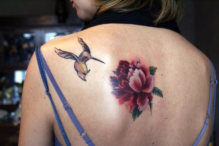 Татуировка для девушек - колибри